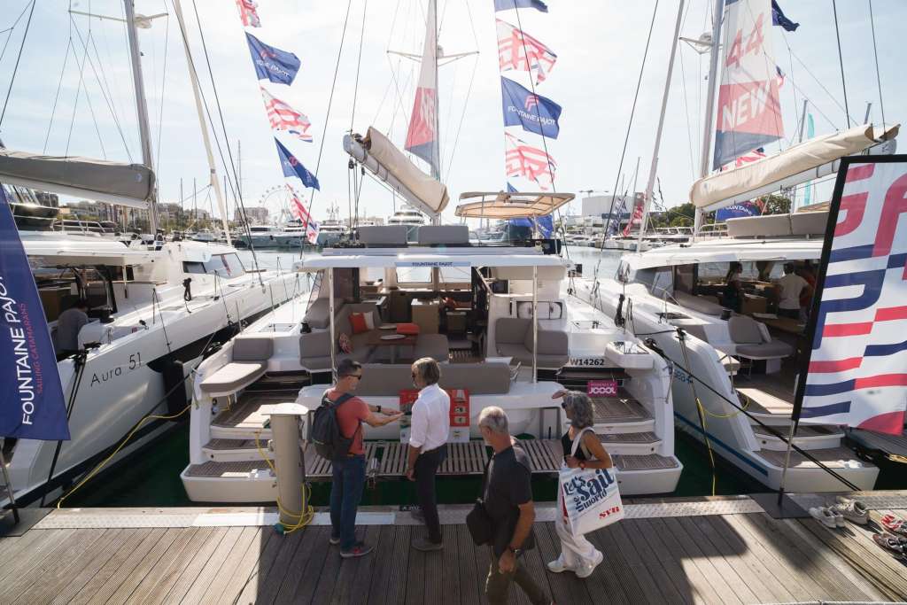 Visitantes en el pantalán de Fountaine Pajot del Salón Náutico de Barcelona, junto al Aura 51