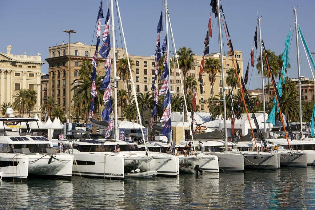 Catamaranes Fountaine Pajot amarrados en el Port Vell con la luz de la tarde
